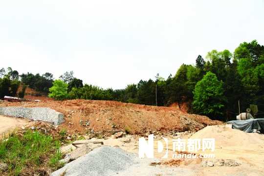 惠州地派鎮(zhèn)地派溫泉酒店對面，是曾廣興所稱倒土的位置，但現(xiàn)場并無大量棄土，當(dāng)?shù)卮逦卜裾J(rèn)曾有大量棄土。