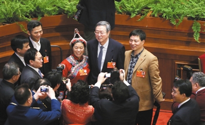 昨日，在全國人大會議間隙，央行行長周小川與代表合影。新京報(bào)記者 韓萌 攝