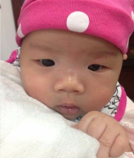 黃奕老公曝女兒正面照。