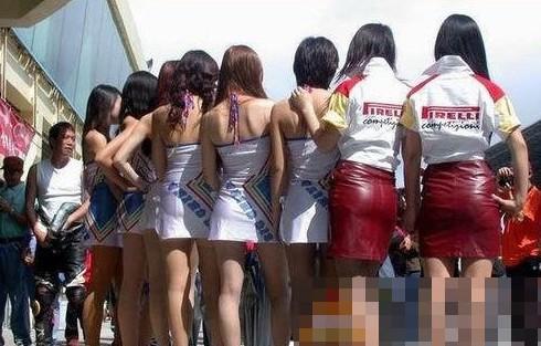 大膽開(kāi)放女車模 穿得太露骨了