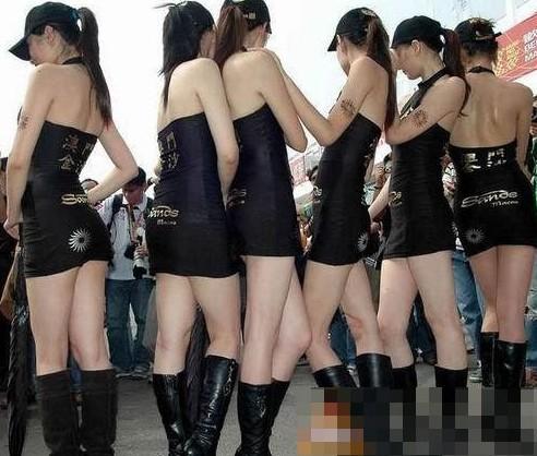 大膽開(kāi)放女車模 穿得太露骨了
