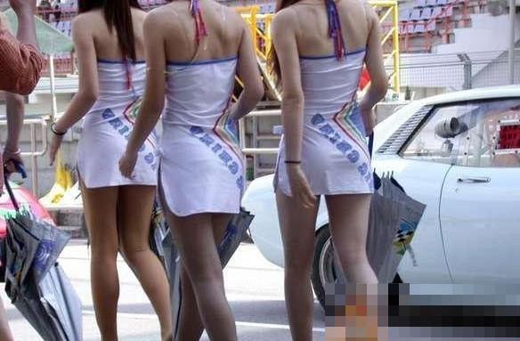大膽開(kāi)放女車(chē)模 穿得太露骨了