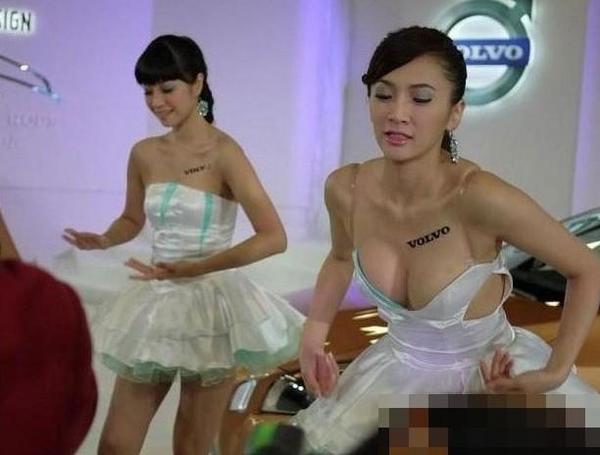 大膽開(kāi)放女車(chē)模 穿得太露骨了