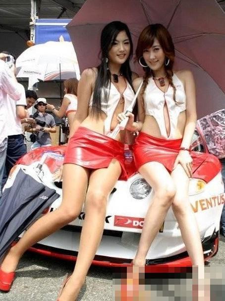 大膽開(kāi)放女車模 穿得太露骨了