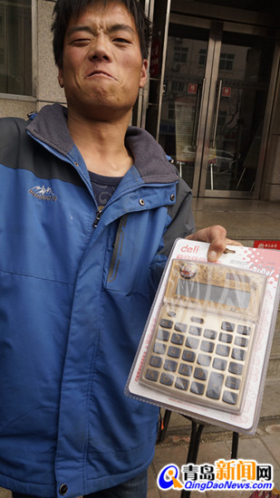 零錢哥亮亮報(bào)攤開業(yè) 姑娘投200元買份愛(ài)心報(bào)