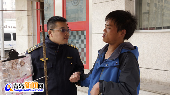 零錢哥亮亮報(bào)攤開業(yè) 姑娘投200元買份愛(ài)心報(bào)