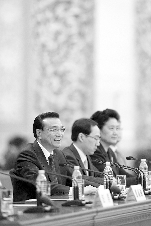 記者會(huì)上，孫寧（中）就坐在總理身邊 新華社發(fā)