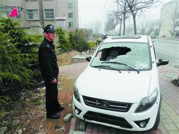 醉漢見(jiàn)車就砸 逃跑掉進(jìn)糞池