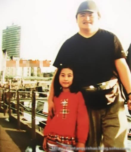 劉歡妻女罕見(jiàn)私房照 21歲女兒劉熠思金發(fā)潮人范