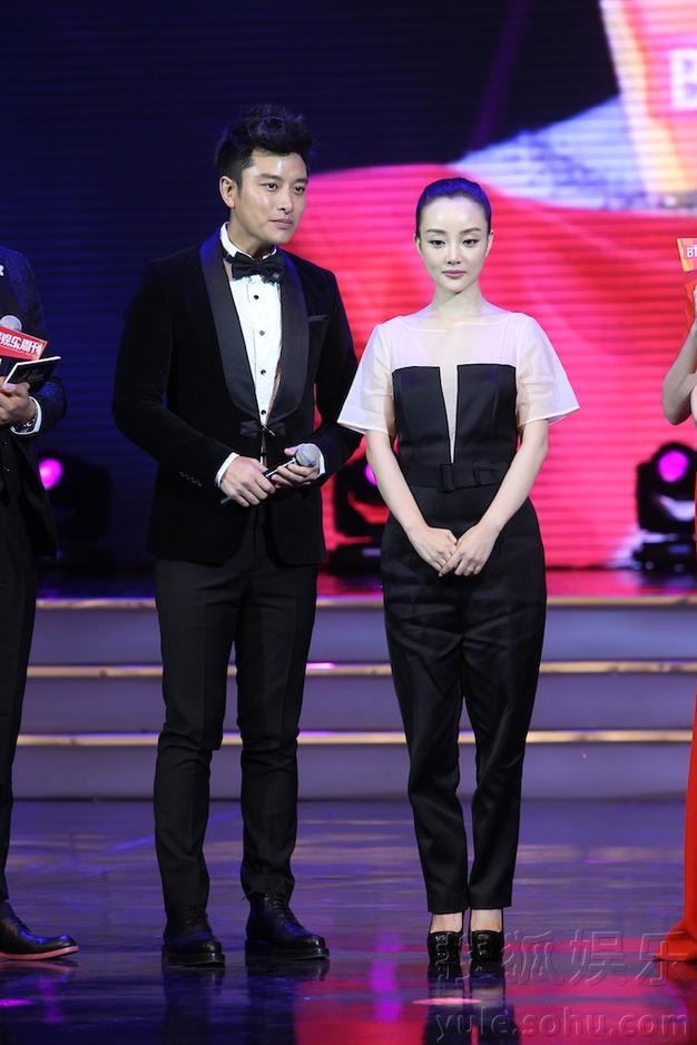 李小璐賈乃亮甜蜜亮相活動