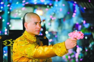 于正捧紅不少藝人，如“四阿哥”何晟銘。