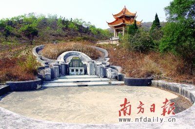 趙海濱父親的墓與思親亭緊挨，十分氣派。項(xiàng)仙君 攝
