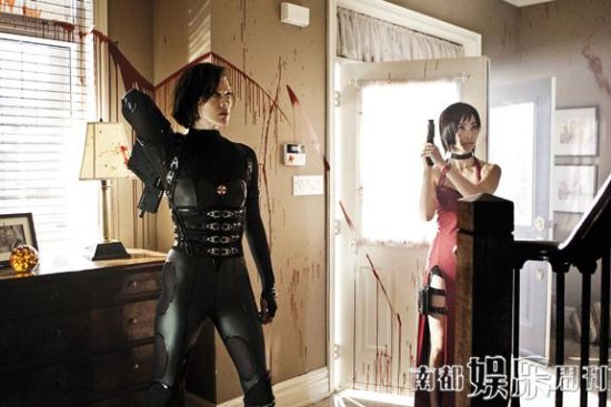 李冰冰在《生化危機(jī)5》中演艾達(dá)，和米拉大破喪尸危機(jī)。