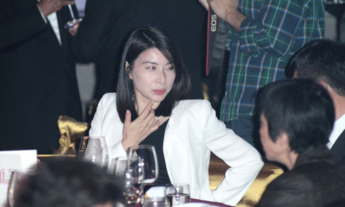 前不久，郭晶晶黑裙掩肚被疑有孕