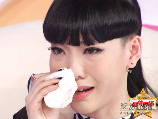 吳莫愁拭淚。