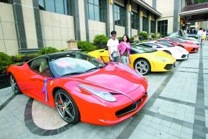 12輛頂級名車組成婚禮車隊，車價加起來超6000萬。