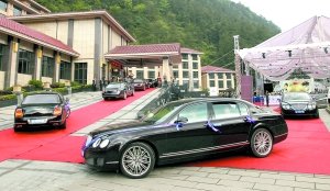 禮賓車進入婚禮酒店。