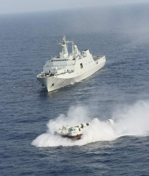 氣墊艇與井岡山艦在進(jìn)行協(xié)同訓(xùn)練。新華社發(fā) 甘俊 攝