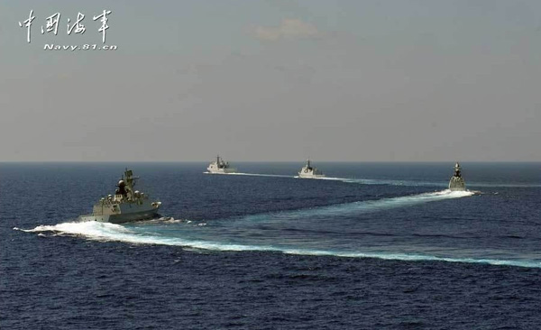 中國(guó)海軍大編隊(duì)在曾母暗沙。