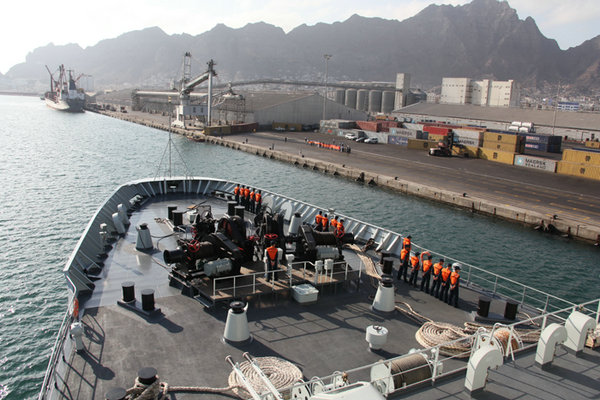 資料圖：解放軍“千島湖”艦駛?cè)胍查T亞丁港。