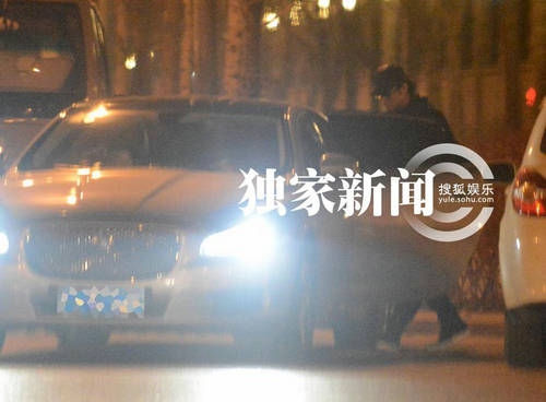 追星：汪峰攜美女豪車(chē)密會(huì)似車(chē)震 童謠似戀黃渤潮裝出街