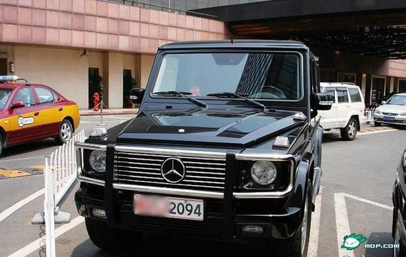 資料圖：網(wǎng)友拍攝的軍牌豪車。