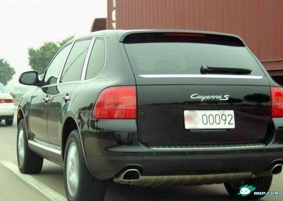 資料圖：網(wǎng)友拍攝的軍牌豪車。