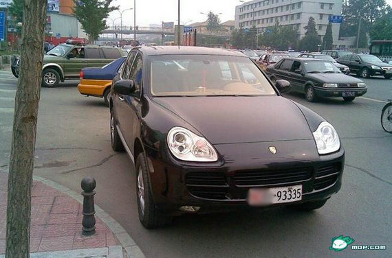 資料圖：網(wǎng)友拍攝的軍牌豪車。