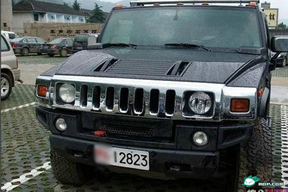 資料圖：網(wǎng)友拍攝的軍牌豪車。