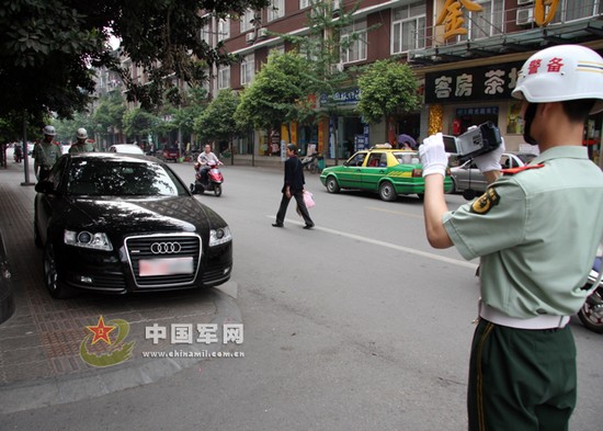 資料圖：對違章軍車進行拍照取證。