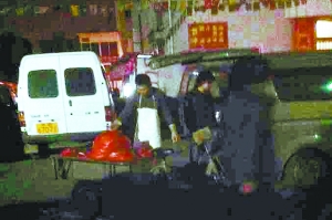 攤主將成品裝車，運往岳各莊。攝于17日凌晨4時40分