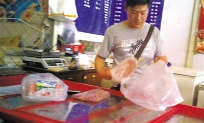 5月19日，新發(fā)地牛羊肉批發(fā)市場，商戶高佳拿出來肉筋和肉串，他說，這里面有鴨肉和豬肉。