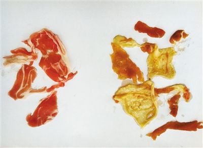 純羊肉卷解凍后呈鮮紅色(左)。從新發(fā)地牛羊肉批發(fā)市場商戶高佳處買的摻假羊肉卷(右)，解凍后肥瘦分散，顏色發(fā)黃。