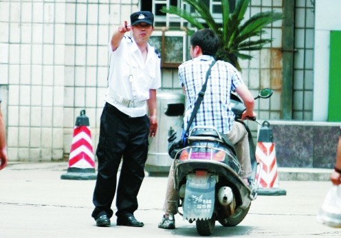 河南一醫(yī)院禁止自行車(chē)入內(nèi) 市民質(zhì)疑嫌貧愛(ài)富