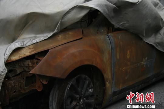 由于溝通無(wú)果，車(chē)主將被燒毀的車(chē)停在了位于杭州沈半路的萬(wàn)國(guó)福特4s店 趙小燕 攝