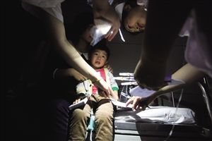 5月31日，寧波第三醫(yī)院(寧大附屬醫(yī)院)，急診室走道內(nèi)，出現(xiàn)中毒癥狀前來治療的患者中不乏小孩子的身影 攝影 記者 賈東流