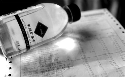 長綠苔的礦泉水和超市購物清單。 京華時(shí)報(bào)記者 王苡萱 攝