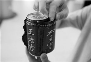 撕開加多寶罐子外的一層包裝紙，里面露出了“王老吉”的字樣。（圖片來源：現(xiàn)代金報(bào)）