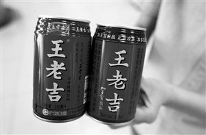 撕開包裝紙印有“王老吉”的加多寶（右）與廣藥集團(tuán)出品的王老吉，還是有不少區(qū)別。（圖片來源：現(xiàn)代金報(bào)）