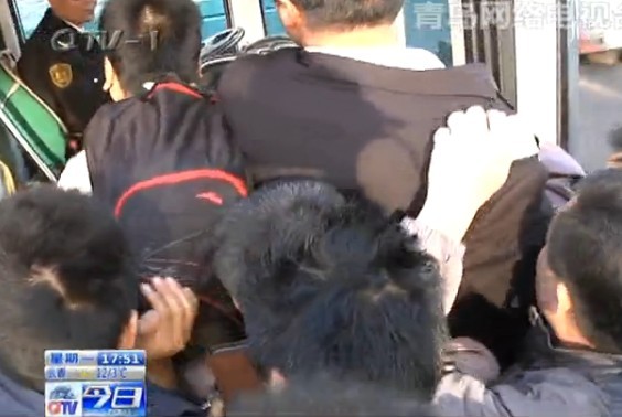 隧道公交乘客直呼“亂” 上演“爭(zhēng)奪戰(zhàn)”