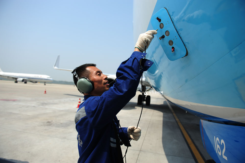 高清：實(shí)拍青島機(jī)場飛機(jī)檢修全程 差錯(cuò)零容忍