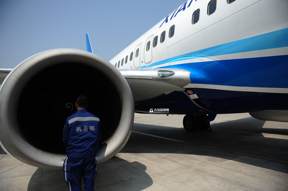 高清：實(shí)拍青島機(jī)場飛機(jī)檢修全程 差錯(cuò)零容忍