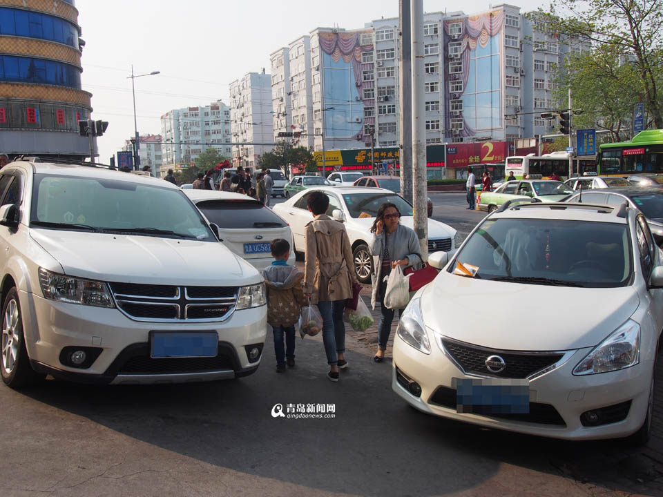 【深度青島】實(shí)拍臺(tái)東奇葩停車 交通豈能順暢