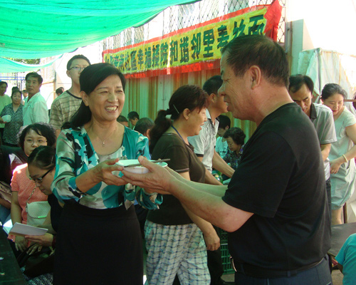 楊艷榮：用愛(ài)心變質(zhì)幸福社區(qū) 做居民群眾貼心人