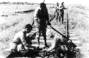 反“掃蕩”斗爭中，民兵把地雷埋在鐵路上。