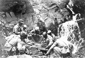 由于日軍的殘酷“掃蕩”，造成了敵后戰(zhàn)場嚴(yán)重的困難局面。圖為八路軍以野菜充饑，露宿山野。