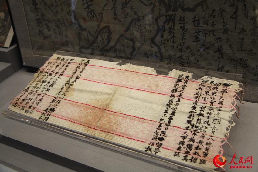 中國留日學(xué)生茍吉堂出獄后再毛巾上書寫的反對日本發(fā)動九一八事變的抗議書。邱越攝
