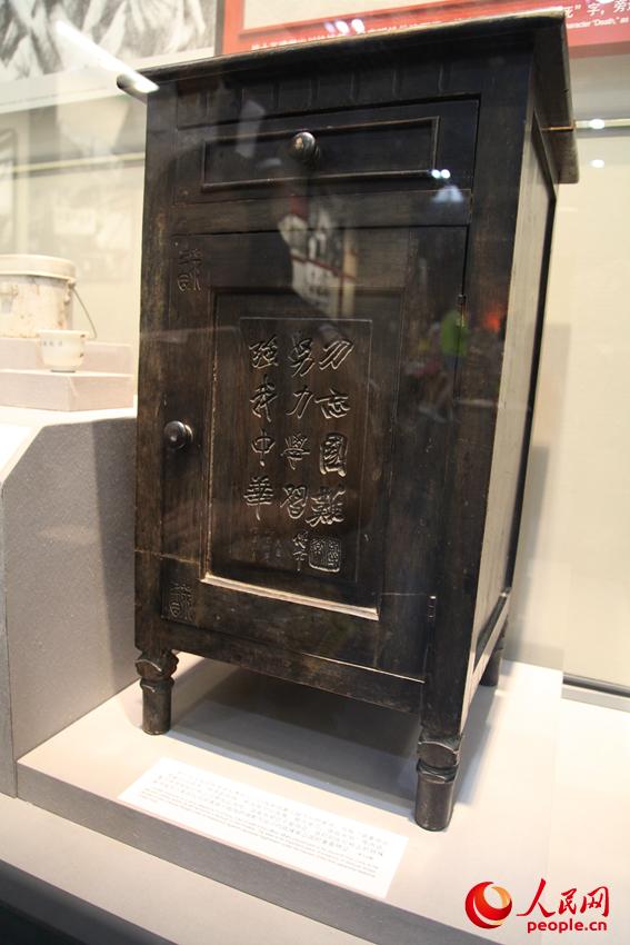 第七戰(zhàn)區(qū)長官部副參謀長傅常出川抗戰(zhàn)前給妻兒留下一封家書，其妻子將家書中的話刻在燈柜上以期長遠流傳。邱越攝