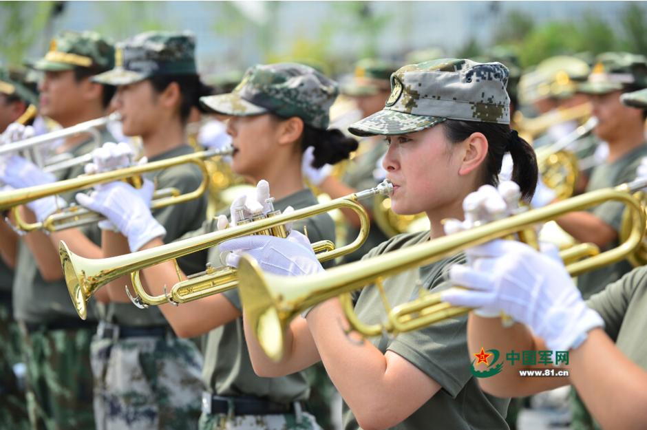閱兵聯(lián)合軍樂團(tuán)與合唱團(tuán)合練 女隊(duì)員亮眼