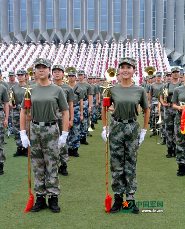 閱兵聯(lián)合軍樂團與合唱團合練 女隊員亮眼